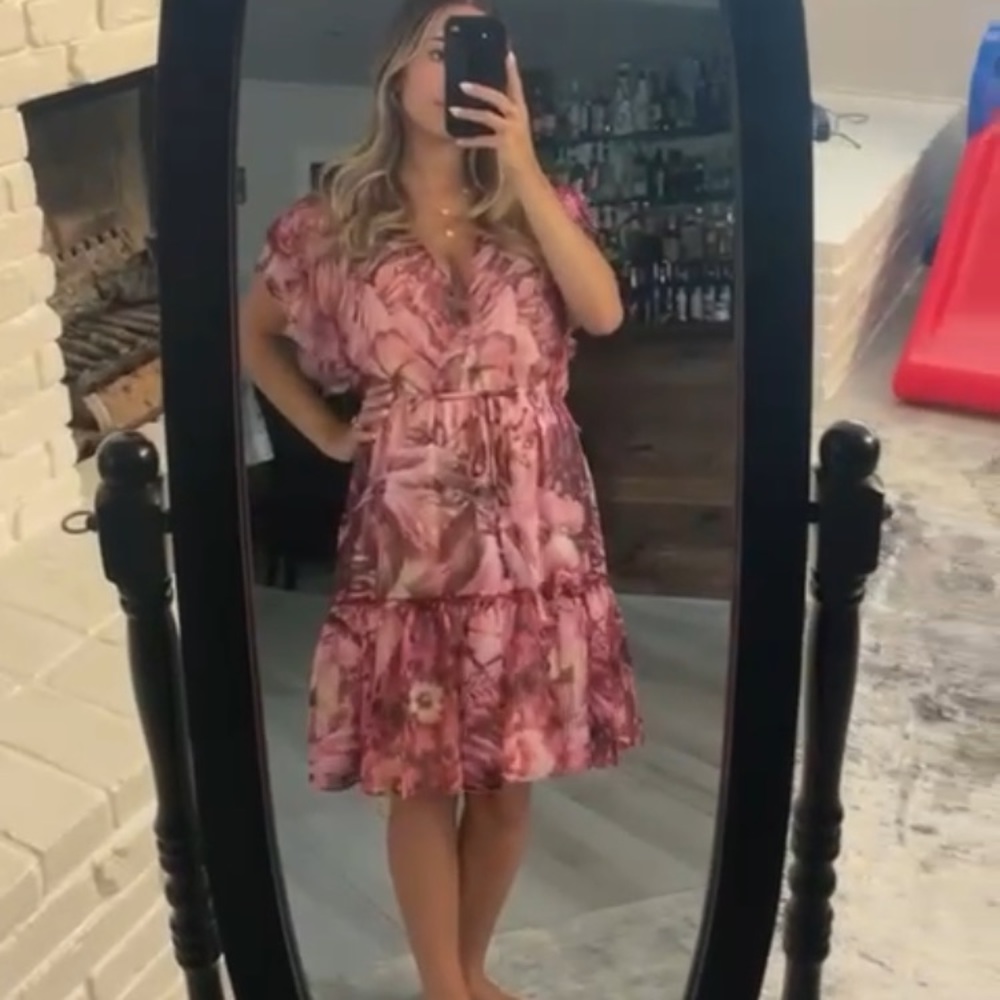 Brand new pink guess dress size medium never worn !!!